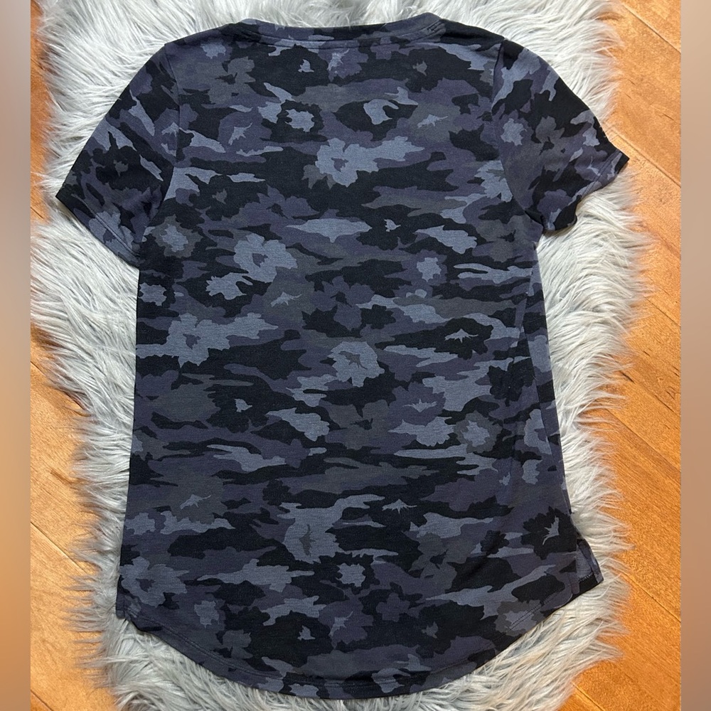 Athleta BREEZY SCOOP V TEE Size Small - Picture 3 of 4